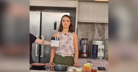 Dra Tamires Precybelovicz gravando conteúdo sobre nutrição