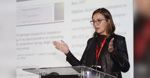 Dra Tamires Precybelovicz palestrando no XIX congresso da SBCBM