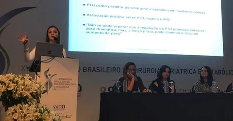 Dra Tamires Precybelovicz palestrando no XVIII congresso da SBCBM
