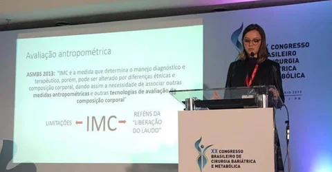Dra Tamires Precybelovicz palestrando no XX congresso da SBCBM