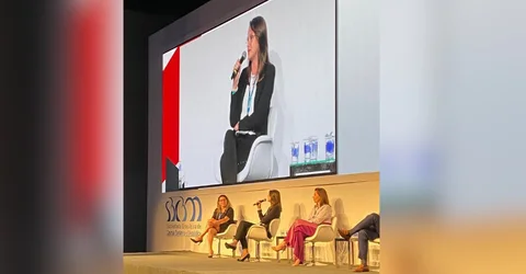 Dra Tamires Precybelovicz palestrando no congresso da SBCBM 2
