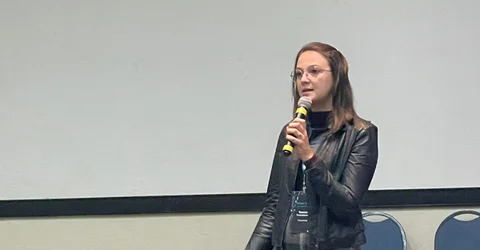 Dra Tamires Precybelovicz palestrando no congresso da SBCBM palestrando sobre nutrição