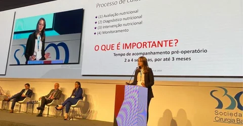 Dra Tamires Precybelovicz palestrando no congresso da SBCBM