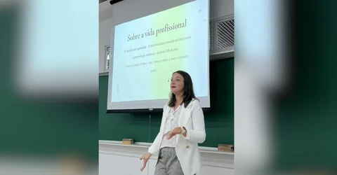 Dra Tamires Precybelovicz palestrando sobre a vida profissional pós cirurgia bariátrica