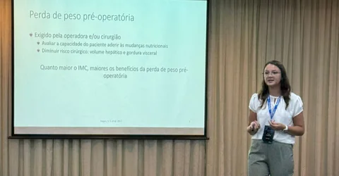 Dra Tamires Precybelovicz palestrando sobre cirurgia bariátrica e perda de peso