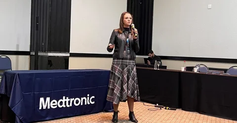 Dra Tamires Precybelovicz palestrando sobre nutrição